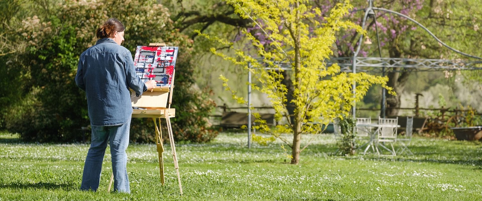 PITTURA TRA ULIVI, VIGNETI E CAMPI FIORITI NEL BORGODORO