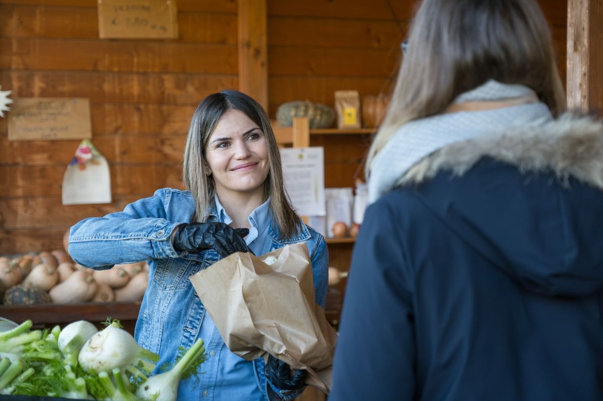 Giovane imprenditrice vendita prodotti locali